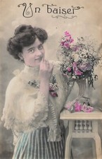 CP UN BAISER FEMME CHIGNON VASE CORNE D'ABONDANCE OSIER REMPLI FLEURS - 41049