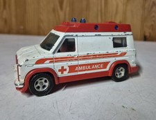 Majorette ambulance blanche et