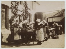Bretagne. Conserverie Tertrais à Concarneau. Séchage des sardines. Circa 1900.