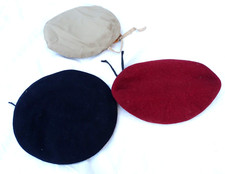 Lot de trois bérets. Beret