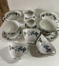 ENSEMBLE THÉ TASSE POT À LAIT PORCELAINE ANGLAISE ROYAL DOULTON modèle BURGUNDY