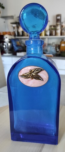 Une superbe bouteille bleue - une,