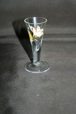 Verre émaillé à pied à