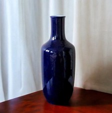 Sèvres. Important vase en porcelaine à fond bleu uni, XXe siècle