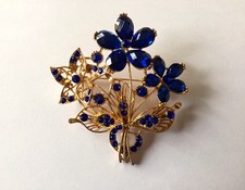 IMPOSANTE BROCHE FLORALE/ METAL DORE/ ALTUGLAS BLEU ROI/ ANNEES 70