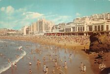Biarritz - la plage géante - Le Casino et la planche de surf Victoria