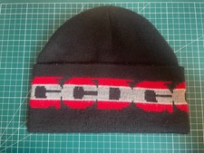 BONNET COMME DES GARCONS CDG TRES BON ETAT, ROUGE ET NOIR BRODÉ FW23 DSM