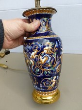 Pied de lampe en faience  de Gien à décor Renaissance sur fond bleu.