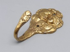 PETIT CROCHET OU PATERE EN BRONZE OU LAITON ANCIEN COUPLE