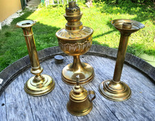 Lot lampe à pétrole en laiton , lampe à huile en laiton et 2 bougeoirs en laiton
