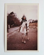 Fille souriante à cheval, blanc, équitation - Photo vintage snapshot 1967