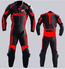 Homme combinaison moto cuir