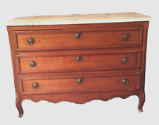 belle commode en acajou massif trois tiroirs coté à encadrement . XVIII siècle .