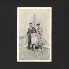 Famille devant tente sur la