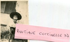 PHoto petit garçon à grand chapeau pris par studio Verger de SAINT JEAN D'ANGELY