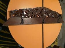 TRES Grand Ancien / porte-manteaux mural en bois sculpté