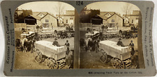 USA, Texas, Greenville, Wagons attendant leur tour à l'égreneuse de coton, 