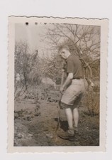 photo ancienne ?️ homme au jardin binette mémoire du potager