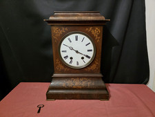 Pendule en bois "Furderer Jaegler" à décor de fleurs marqueté - Vers 1920