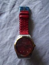 Montre Dodo Pomellato, quartz, rouge, lunette dorée. Neuve.