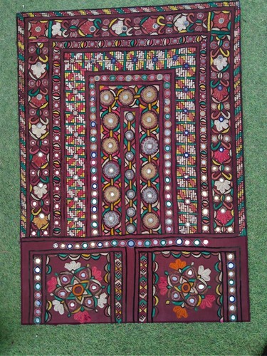 Ancien tissu brodé avec
