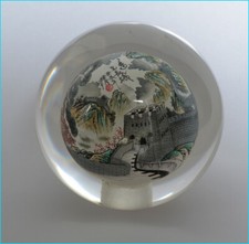 Boule  d’escalier Verre Peint de l’intérieur. Muraille de Chine. Signée 