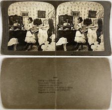 Femme attachant un corset