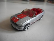 Matchbox Ford Mustang Shelby GT500 cabriolet en gris/rouge
