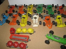 ROUSTANG. Lot de 13 karting,1F1 ,1 tracteur routier et 3 remorques en bon etat.
