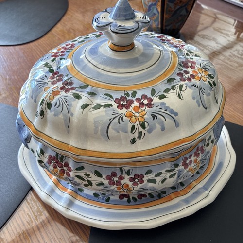 Soupière posée sur plat - posée, un