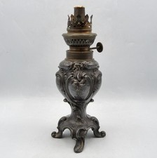 Lampe à pétrole en régule argenté à décor baroque style Louis XV début XXème