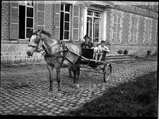Homme & enfant carriole cheval château - Ancien négatif photo an. 1930