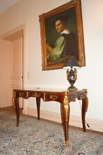 Imposant bureau de style baroque bordeaux et doré d'un château à Bordeaux