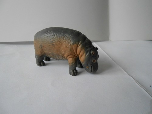 Figurine bébé hippopotame