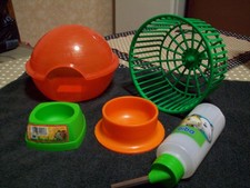 LOT  POUR RONGEUR   NEUF 2 MANGEOIRES, ROUE, MAISON IGLOO  biberon biba