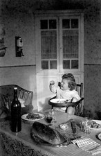 Enfant chaise haute repas table - négatif photo ancien an. 1950
