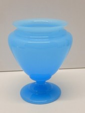 -JOLI VASE OPALINE de CRISTAL