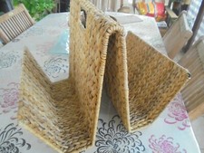 Porte revue en jacinthe d'eau tressée