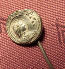 EPINGLE de CRAVATE ancienne JEANNE d'ARC en ARMURE métal argenté
