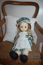 ANCIENNE BELLE POUPÉE FAMOSA CORPS TISSU TÊTE ET MAIN PLASTIQUE ROBE VERTE 44CM