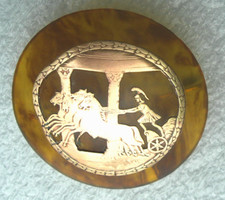 BROCHE ancienne CELLULOID fausse écaille et laiton découpé CHAR ROMAIN QUADRIGE