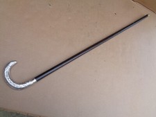 Ancienne  canne de collection avec pommeau crosse en argent , fut en bois .