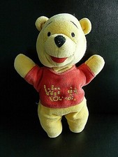 B12. DOUDOU PELUCHE DISNEY WINNIE L'OURSON ROUGE JAUNE  22cm - BE