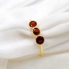 Bague mi-longue grenat en