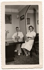 Couple assis salle à manger - photo ancienne amateur an. 1950