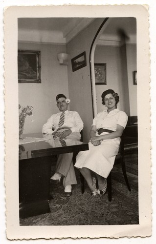 Couple assis salle manger - couple, à
