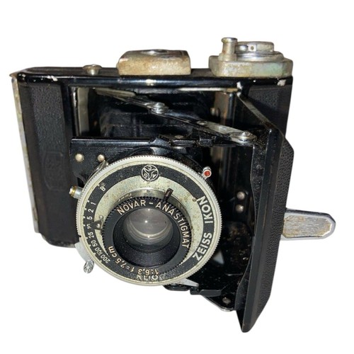 Zeiss ikon camera with novar - camera,