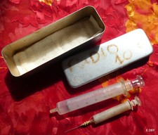 BOITE  AVEC 2 SERINGUES  EN