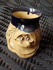 Pot en grès modelé, figure grotesque