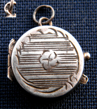 Petit Médaillon en Argent qui s'ouvre Gravé Main Poinçon Argent Silver Medal